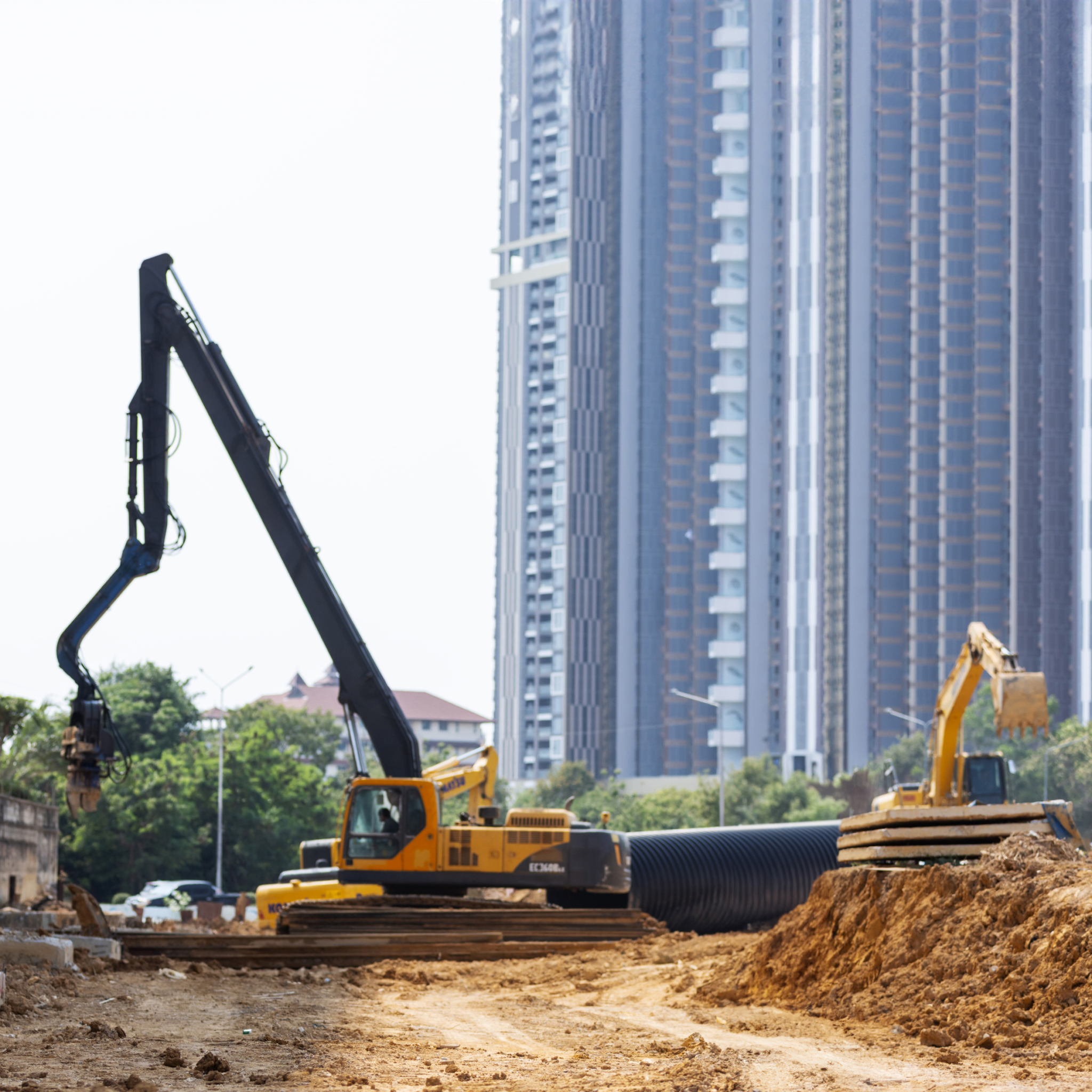 Demolition site prepared for urban mining for sustainable construction, with buildings in the background and materials ready for selective dismantling.